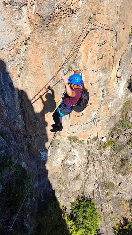 Deportista superando un desplome técnico en la Vía Ferrata Tossal de Miravet Integral en el Pont de Suert.
