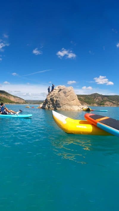 Familia practicando juegos acuáticos y retos flotantes en el río Cabriel, Valencia.