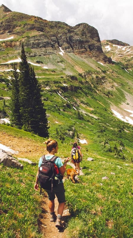 Grupo de senderistas contemplando las vistas panorámicas desde un mirador sobre el cañón del río Cabriel.