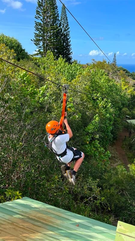 Familia con niños sonriendo y participando en juegos de equipo al aire libre en las Hoces del Cabriel.