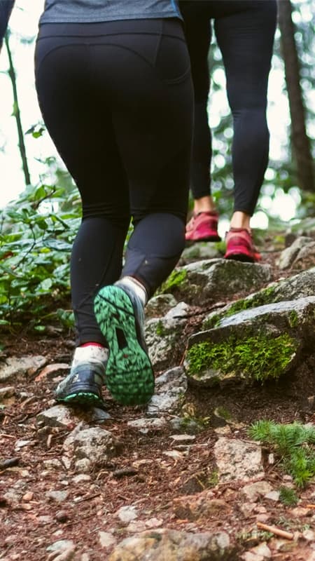Grupo de senderistas contemplando las vistas panorámicas desde un mirador sobre el cañón del río Cabriel.