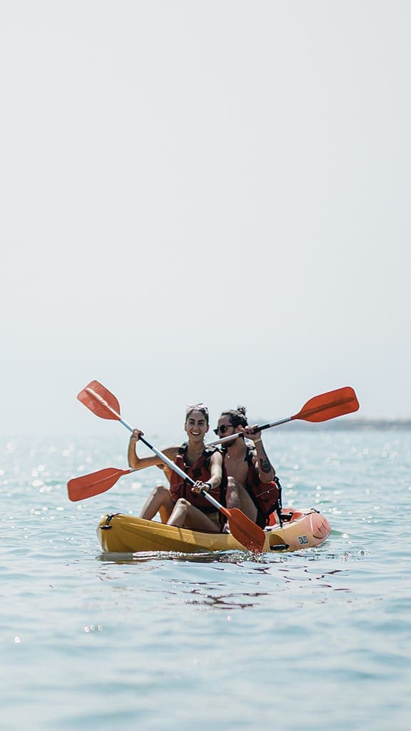 Kayakista navegando por la costa de Vilanova i la Geltrú durante una travesía de alquiler de media jornada.