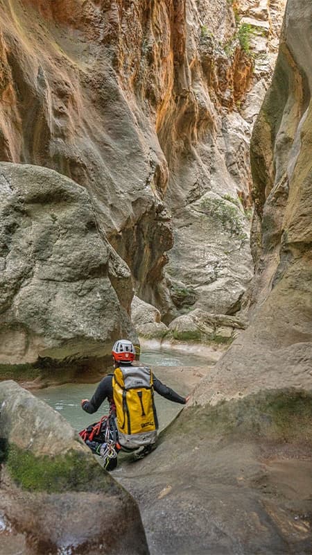 Barranquista descendiendo por un rápel dentro de la espectacular cueva del Barranco del Infern en Collegats.