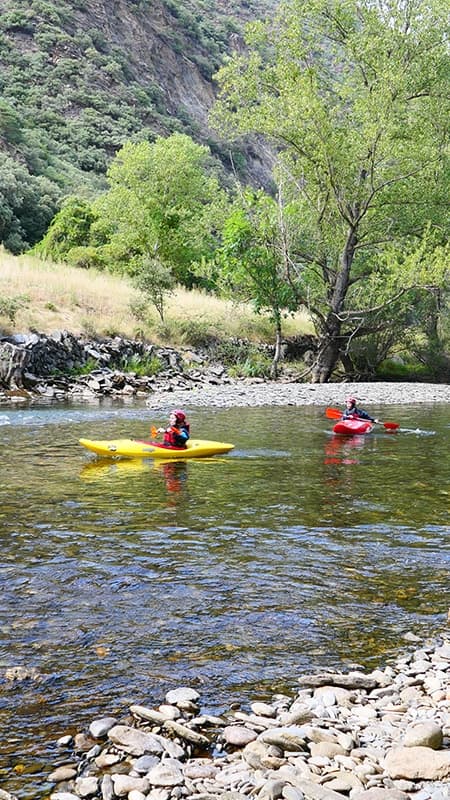 Alumno aprendiendo técnicas de paleo y control en un curso de kayak en Llavorsí.