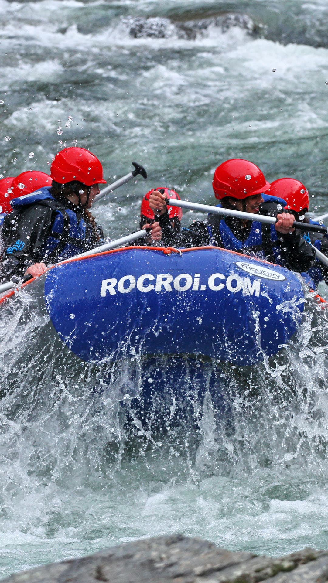 Balsa de rafting surcando un rápido en el tramo Llavorsí-Rialp del río Noguera Pallaresa.