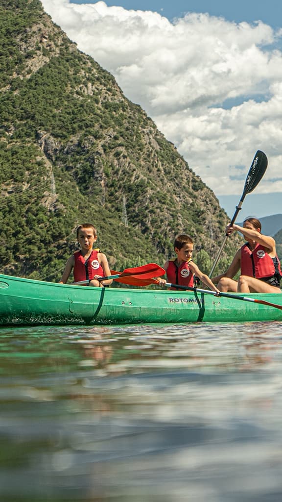 Grupo de personas disfrutando de un paseo en canoa de alquiler por las aguas tranquilas del Lago de La Torrassa.