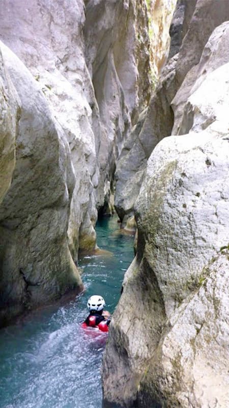 Barranquista realizando un rápel por una cascada en las paredes encajonadas del Congosto de Obarra.